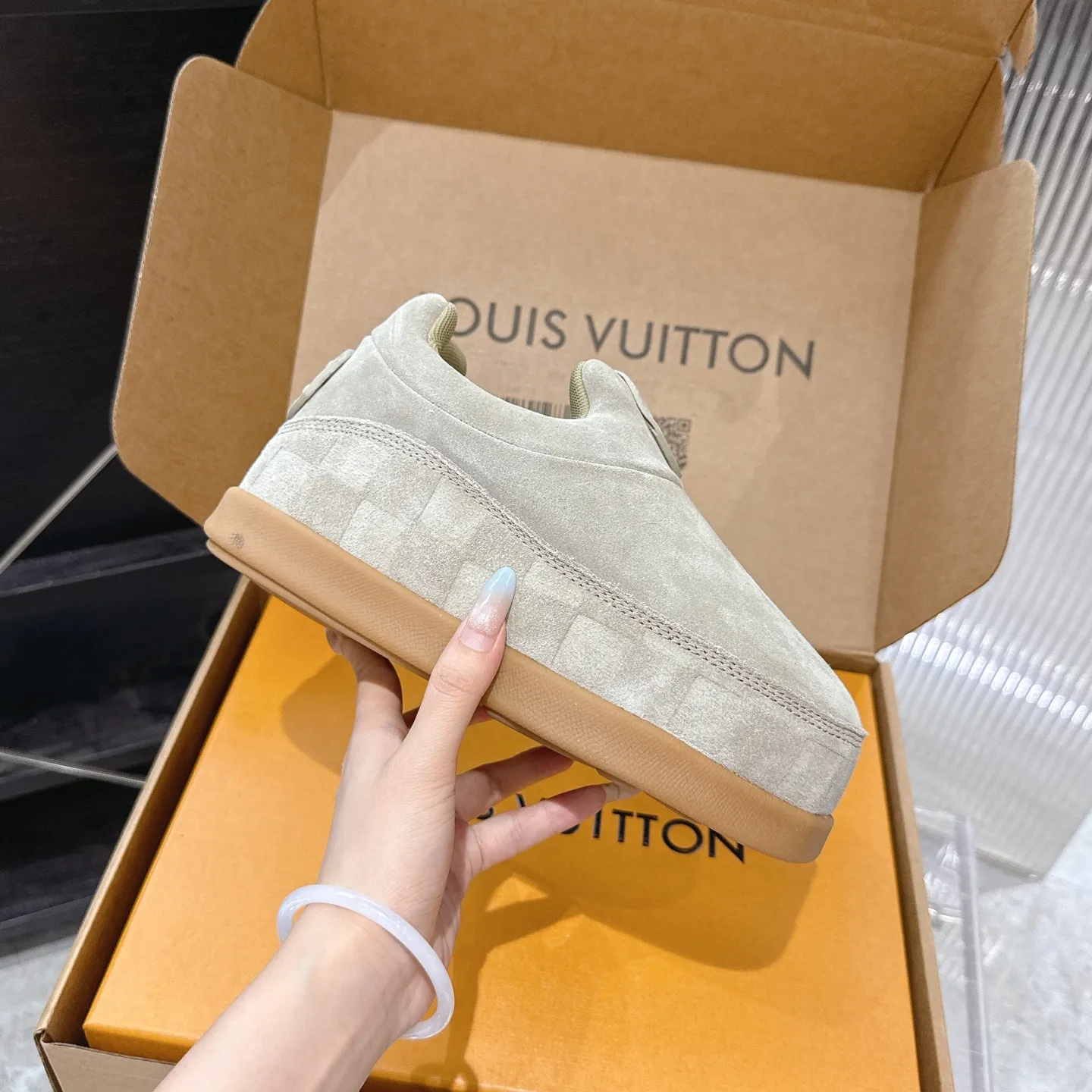 [L Family] P: 740💰 Couple model, size: women 35-41 (customized at 41 for women), 39-46 for men (customized at 45.46) The 2025 iteration of this Time Out sneaker, couple model, LV co-branded nigo, donkey brand, Louis Vuitton, ugly, cute😍Many Internet celebrities have shown off their feet, a classic and versatile item. Fabric: Imported high mercerized cow suede. Lining: high-grade elastic mesh, outsole: original molded outsole, palm print rubber outsole with hidden L letter and Monongram flower.